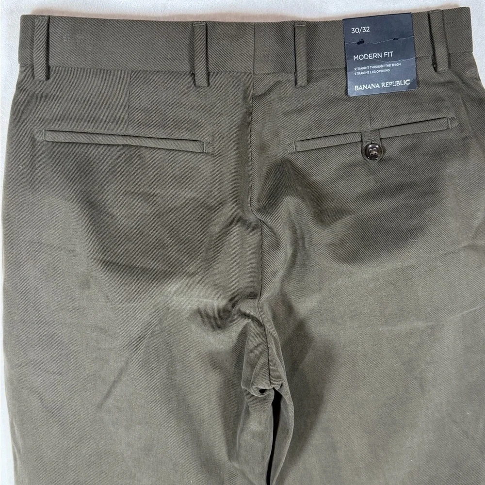NWT Banana Republic 30W 32L Modern Fit Herringbone Cotton Khaki Chinos